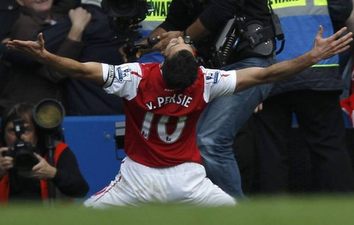 Và Robin Van Persie, dường như không có ai cản được anh Và Robin Van Persie, dường như không có ai cản được anh