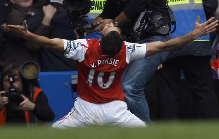 Và Robin Van Persie, dường như không có ai cản được anh Và Robin Van Persie, dường như không có ai cản được anh