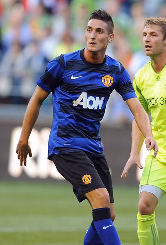 5. Federico Macheda: gây được ấn tượng mạnh cách đây 2 năm, nhưng Macheda càng lúc càng chìm nghỉm, nhất là từ sau khi trở về từ Sampdoria. Tất nhiên, Macheda vẫn còn trẻ tức còn cơ hội, nhưng e là sẽ chỉ có những đội bóng hạng thấp muốn mượn anh