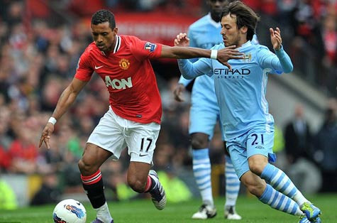 Nani bị đeo bám rất chặt trong trận đấu này