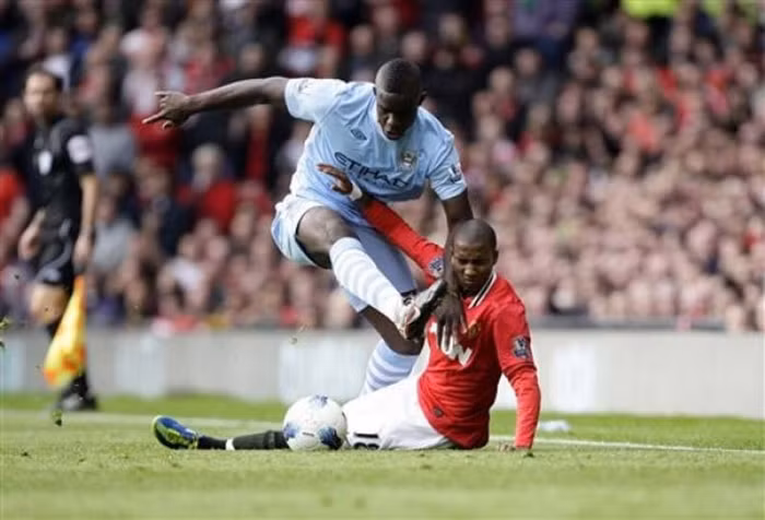 Ashley Young thì bị Micah Richards khóa tịt Ashley Young thì bị Micah Richards khóa tịt