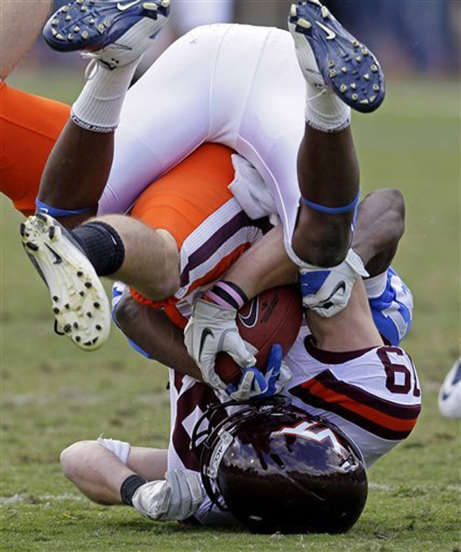 Hai cầu thủ của đội California và UCLA va chạm nhau trong trận bóng bầu dục thuộc giải vô địch các trường đại học toàn Mỹ NCAA