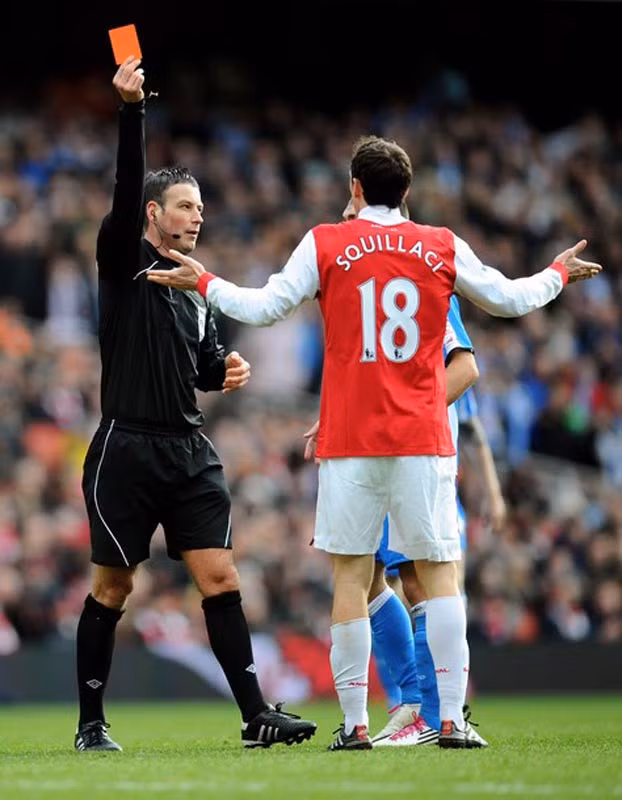 Dùng nhiều đồng hương: Trong quá khứ Wenger có Thierry Henry, Patrick Vieira, Robert Pires chơi rất thành công. Nhưng trong lúc bóng đá Pháp đang thiếu tài năng thực sự, thì những Squillaci, Kosscielny hay Diaby vẫn chỉ ở mức trung bình
