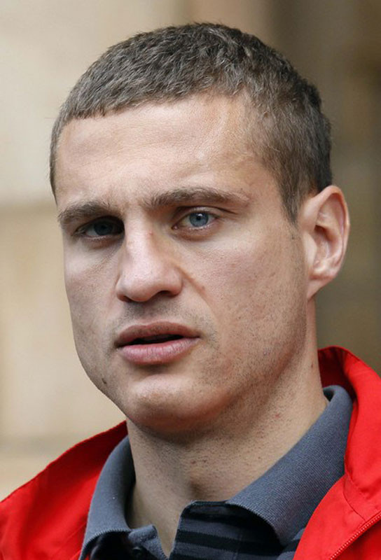 Nemanja Vidic: “Vidic, kẻ hủy diệt người Serbia”. Trong video này, kẻ ra đòn (Micah Richards) thậm chí còn bị đau hơn người bị đòn. (xem video clip)