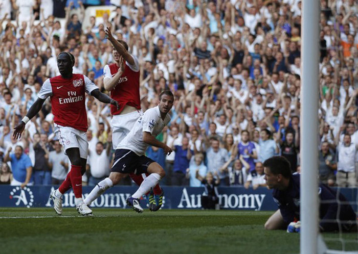 Không một hậu vệ Arsenal nào khóa được tiền vệ người Hà Lan