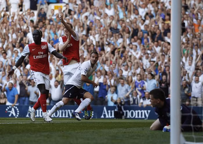 Không một hậu vệ Arsenal nào khóa được tiền vệ người Hà Lan