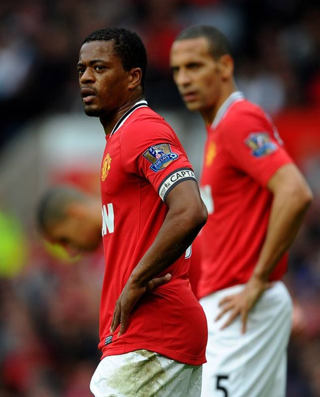 Các cầu thủ áo đỏ thất thần sau trận đấu