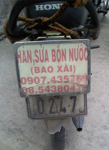 Chủ nhân chiếc xe sửa chửa bồn nước này gắn thêm chiếc biển quảng cáo đi khắp trên địa bàn Quận Gò Vấp, TP. HCM đễ sửa chửa ống nước. Tấm hình này là tôi chụp lúc xe dừng để sửa ống nước cho nhà tôi. Ảnh: Cao Văn Tuấn.