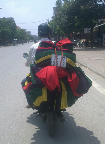 Biển số treo cao. Ảnh: Thanh Huong.