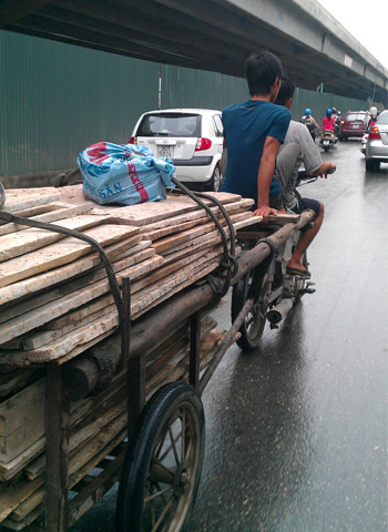 Bon bon trên đường...