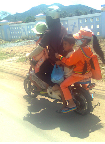 Xe đạp điện chở không thua xe máy. Ảnh: Hà Văn Tiên.