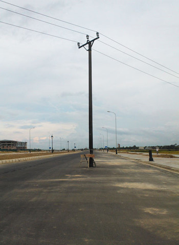 Bức ảnh chụp tại khu An Cựu City, Thừa Thiên Huế. Trong bức ảnh là cột điện hạ thế nằm ngay giữa con đường rộng và gần với khúc cua. Dưới chân cột là chi chít các biển báo nguy hiểm. Liệu khi lái xe điều khiển tốc độ cao vào ban đêm thì chuyện gì sẽ xảy ra nhỉ? Ảnh: Lê Hiếu.