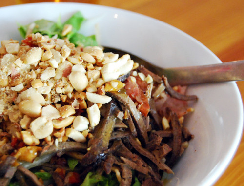 Phở chua Phở chua gắn liền với hai địa danh là Lạng Sơn và Cao Bằng. Yếu tố quyết định của phở chua là nước sốt được tổng hòa từ ớt, cà chua, đường, nước mắm, gừng và dấm đường, một loại dấm được làm từ quả chuối tây chín của Lạng Sơn.