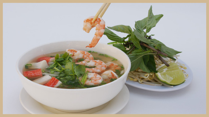 Với tôm, ngao và mực, 3 loại hải sản đặc trưng được nhiều người yêu thích, cùng với bánh phở truyền thống, phở hải sản đã làm nên một món ăn cách tân từ những chất liệu quen thuộc.