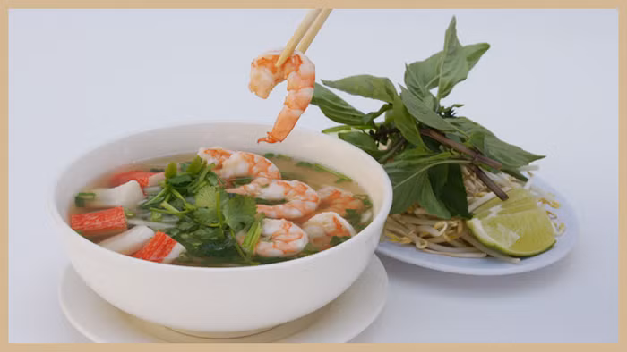 Với tôm, ngao và mực, 3 loại hải sản đặc trưng được nhiều người yêu thích, cùng với bánh phở truyền thống, phở hải sản đã làm nên một món ăn cách tân từ những chất liệu quen thuộc.