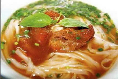 Phở đà điểu Về màu sắc, thịt đà điểu không khác với thịt bò nên khi dọn ra bàn rất khó để nhận biết. Nhưng khi thưởng thức, bạn có thể cảm nhận được độ mềm, ngọt, không dai cùng hương vị khá lạ, bắt buộc bạn phải nhấm nháp thêm miếng nữa để cảm nhận rõ.