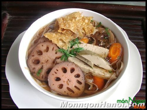 Nguyên liệu gồm củ sen, ngưu bàng, rau câu, nấm đông cô, carot, váng đậu… tất cả được sắp xếp thật khéo, nằm gọn trong lòng bát. Địa chỉ: Quán chay thiên nhiên 33B ngõ 127 Thái Hà, HN.