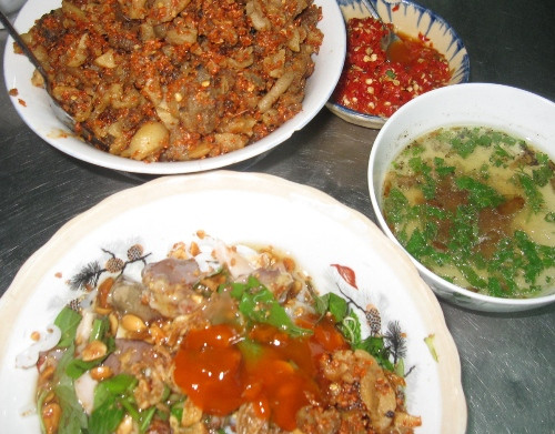 Một điểm khác biệt nữa là nếu các món phở khác, bạn có thể điểm danh nguyên phụ liệu ngay khi được bê ra. Với phở chua, các thành phần có “giá trị” nhất lại ẩn dưới màu đỏ của tương ớt, vàng ươm của đậu phộng, xanh ngát của rau thơm. Địa chỉ: 35 Nguyễn Chí Thanh, HN.