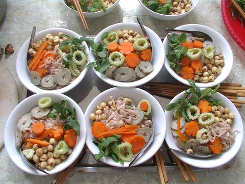 Phở trà Thực ra đây là tên gọi khác của món phở chay. Điều đặc biệt nhất của món phở này là nồi nước dùng. Khác hẳn loại nước dùng bình thường đậm đà béo ngậy, nước phở trà vẫn thơm nồng mùi quế chi, hoa hồi, thảo quả, vẫn ngọt vị nhưng cái ngọt này dường như thanh khiết,, nhẹ nhàng hơn.