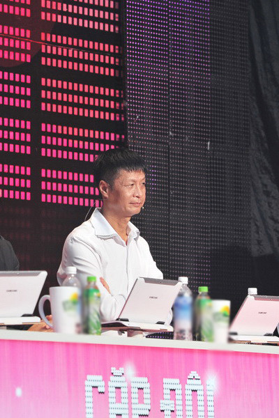 Hiếm thấy ai có được sự sắc sảo, thẳng thắn như Lê Hoàng. Hiếm thấy ai có được sự sắc sảo, thẳng thắn như Lê Hoàng.