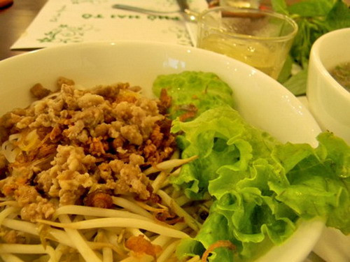 Hương vị của phở khô khác hẳn với phở xào, áp chảo. Nước dùng đi kèm tuy không trong veo như món phở ở các địa phương khác nhưng có mùi thơm và vị ngọt đậm đà của thịt bò xắt mỏng. Địa chỉ: Quán Bò Cao Nguyên, trên đường Xô Viết Nghệ Tĩnh, Q.Bình Thạnh, TP. HCM.