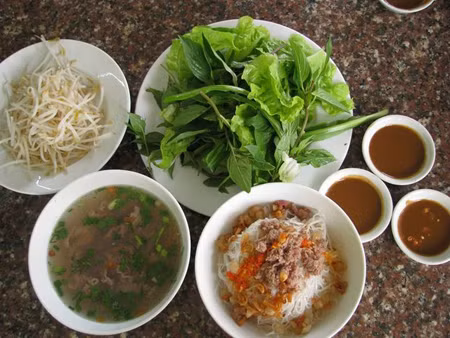 Phở khô Phở khô không được chế biến bằng phở thông thường, mà phải là phở sợi nhỏ, săn và hơi dai, để khi trộn dễ thấm gia vị mà không bị nát. Đi kèm phở khô là thịt bò hay thịt bê thái mỏng, chần thật nhanh qua nước lèo rồi cho vào bát nước dùng. Thịt nạc heo băm nhuyễn cũng là phụ liệu không thể thiếu để làm nên một tô phở khô ngon.