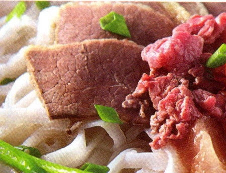 Nước dùng cho món phở này có vị ngọt thanh, hương thơm cũng lạ do được hầm bằng xương đà điểu. Địa chỉ: Nhà hàng Q&Q – 73 phố Núi Trúc, Hà Nội.