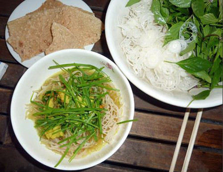 Phở sắn cá ngừ Phở sắn (khoai mì) cá ngừ là đặc sản của vùng đất Quế Sơn (Quảng Nam). Quy trình chế biến món ăn này như sau: củ sắn sau khi thu hoạch, ngâm nước rồi ép thành những vỉ hình bánh sợi, có khổ như giấy A1. Trước khi ăn, ngâm qua nước lạnh khoảng 10 phút, sợi phở sắn sẽ trở nên mềm, dẻo, có mùi thơm và độ ngọt nhẹ của củ sắn.