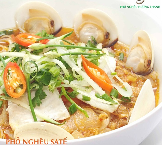 Về hình thức, ngoài những sợi bánh phở, những thành phần còn lại của phở nghêu nhất là nước dùng sa tế với vị cay cay, chua chua, cùng vị béo ngọt của nước cốt dừa và bùi bùi của đậu phộng rang hợp với bún, với mì hơn. Dù vậy, nó cũng là một trong những món xếp trong list những món ăn nên thử. Địa điểm tham khảo: Quán Hương Thanh, trên đường Lê Thánh Tôn, Q.1. TP. HCM.