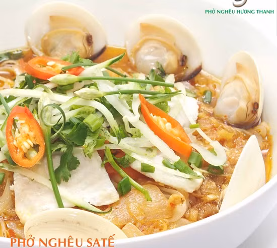 Về hình thức, ngoài những sợi bánh phở, những thành phần còn lại của phở nghêu nhất là nước dùng sa tế với vị cay cay, chua chua, cùng vị béo ngọt của nước cốt dừa và bùi bùi của đậu phộng rang hợp với bún, với mì hơn. Dù vậy, nó cũng là một trong những món xếp trong list những món ăn nên thử. Địa điểm tham khảo: Quán Hương Thanh, trên đường Lê Thánh Tôn, Q.1. TP. HCM.