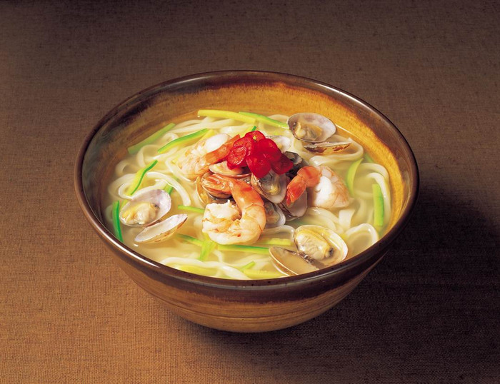 Phở hải sản Vẫn hoa hồi, thảo quả để tạo nên hương vị đặc trưng của phở Việt Nam, nước dùng phở hải sản còn được chế biến từ xương gà hầm kĩ và đương nhiên không thể thiếu hải sản nên có vị ngọt tự nhiên và đặc biệt thơm phức.