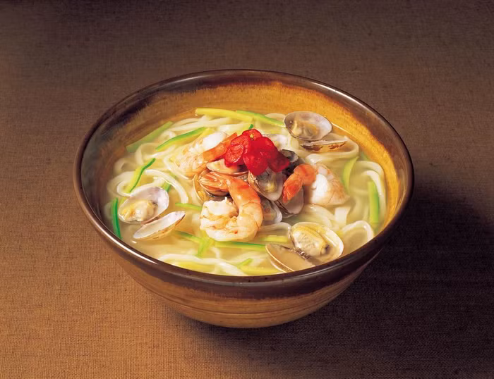 Phở hải sản Vẫn hoa hồi, thảo quả để tạo nên hương vị đặc trưng của phở Việt Nam, nước dùng phở hải sản còn được chế biến từ xương gà hầm kĩ và đương nhiên không thể thiếu hải sản nên có vị ngọt tự nhiên và đặc biệt thơm phức.