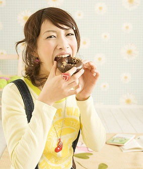 7. Ăn quá nhanh: Ăn nhanh sẽ làm cho bạn không kịp có cảm giác no do não chưa kịp nhận được tín hiệu từ dạ dày. Vậy nên, ăn nhanh không những không giúp bạn giảm cân mà còn làm cho bạn dễ bị đau dạ dày và ăn nhiều hơn mức cần thiết. 7. Ăn quá nhanh: Ăn nhanh sẽ làm cho bạn không kịp có cảm giác no do não chưa kịp nhận được tín hiệu từ dạ dày. Vậy nên, ăn nhanh không những không giúp bạn giảm cân mà còn làm cho bạn dễ bị đau dạ dày và ăn nhiều hơn mức cần thiết.