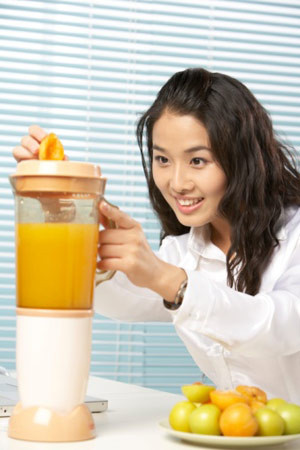 3. Không uống rượu bia và nước ngọt có gas nhưng vẫn uống soda và nước trái cây chứa nhiều đường: Nếu bạn biết rằng nước mía cũng có thể làm tăng cân và phá sản mọi thực đơn ăn kiêng thì vẫn còn soda và một số loại nước trái cây cần tránh xa vì quá bổ dưỡng như chuối xay, sinh tố dừa hoặc rau má đậu xanh. 3. Không uống rượu bia và nước ngọt có gas nhưng vẫn uống soda và nước trái cây chứa nhiều đường: Nếu bạn biết rằng nước mía cũng có thể làm tăng cân và phá sản mọi thực đơn ăn kiêng thì vẫn còn soda và một số loại nước trái cây cần tránh xa vì quá bổ dưỡng như chuối xay, sinh tố dừa hoặc rau má đậu xanh.