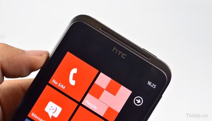 Thiết kế loa thoại đặc trưng của HTC. Thiết kế loa thoại đặc trưng của HTC.