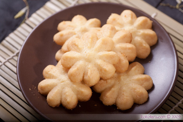 2. Không ăn nhiều tinh bột, giảm cơm và bánh mì, nhưng lại chấp nhận bánh quy hay cả pizza! nhấm nháp vài chiếc bánh quy có thể giãn cơn đói hoặc thay thế một bữa ăn nhẹ. Nhưng nếu thay vài lát bánh mì nguyên cám bằng một gói bánh quy, việc ăn kiêng của bạn còn kém hiệu quả hơn. Những cô nàng ăn kiêng chấp nhận pizza mà không biết lượng calo thu nhận trung bình từ một miếng nhỏ cũng vào khoảng 250calori! 2. Không ăn nhiều tinh bột, giảm cơm và bánh mì, nhưng lại chấp nhận bánh quy hay cả pizza! nhấm nháp vài chiếc bánh quy có thể giãn cơn đói hoặc thay thế một bữa ăn nhẹ. Nhưng nếu thay vài lát bánh mì nguyên cám bằng một gói bánh quy, việc ăn kiêng của bạn còn kém hiệu quả hơn. Những cô nàng ăn kiêng chấp nhận pizza mà không biết lượng calo thu nhận trung bình từ một miếng nhỏ cũng vào khoảng 250calori!