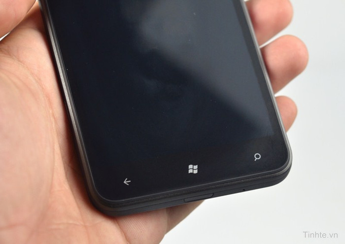 Bên dưới màn hình là 3 nút cảm ứng cơ bản của Windows Phone. Bên dưới màn hình là 3 nút cảm ứng cơ bản của Windows Phone.