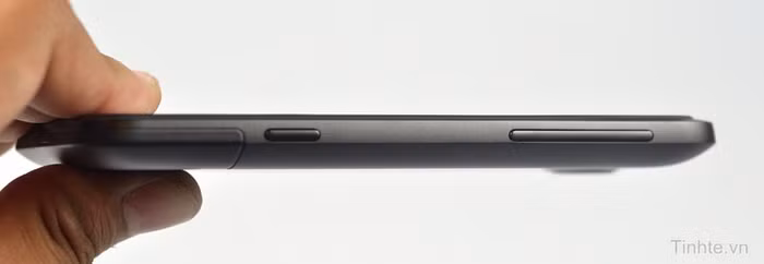 Cạnh dưới, chính giữa là nút bấm mở nắp pin và mic. Cạnh dưới, chính giữa là nút bấm mở nắp pin và mic.