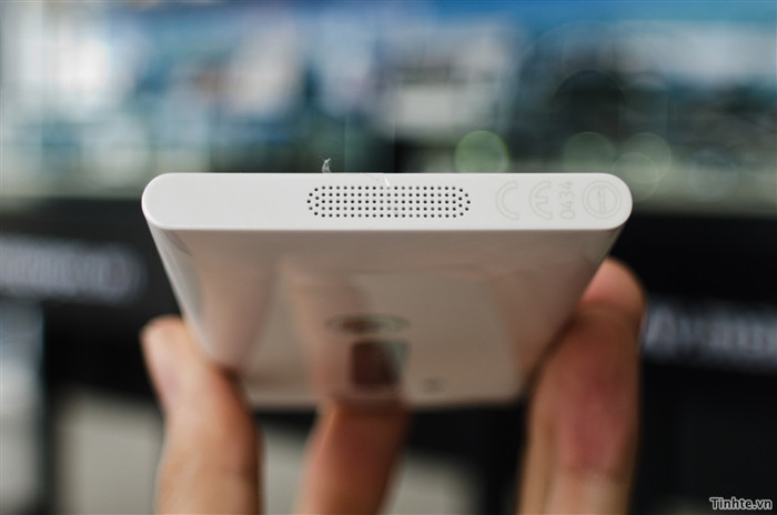 Máy vẫn có CPU 1 GHz, RAM 1 GB và bộ nhớ trong là 64 GB. Mặc dù là phiên bản màu trắng nhưng không hiểu sao bộ phụ kiện theo máy lại có màu đen, thậm chí cục sạc lại có màu nửa đen nửa trắng.