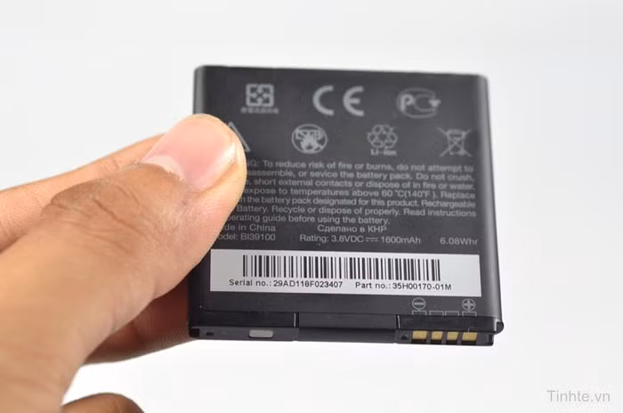 Pin có dung lượng 1600 mAh. Pin có dung lượng 1600 mAh.