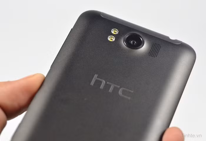 Cụm camera với 2 đèn LED Flash và loa ngoài.