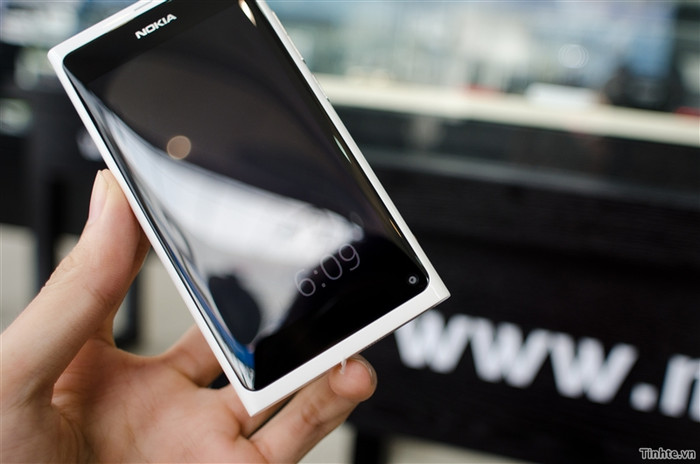 Khe cắm micro SIM, cổng micro USB và lỗ cắm 3.5mm