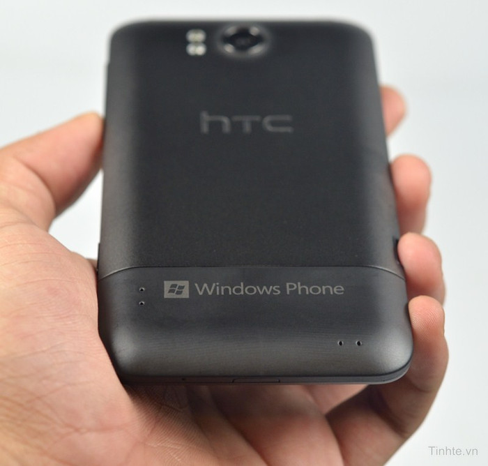 Phía dưới mặt sau là logo Windows Phone hình vuông. Phía dưới mặt sau là logo Windows Phone hình vuông.