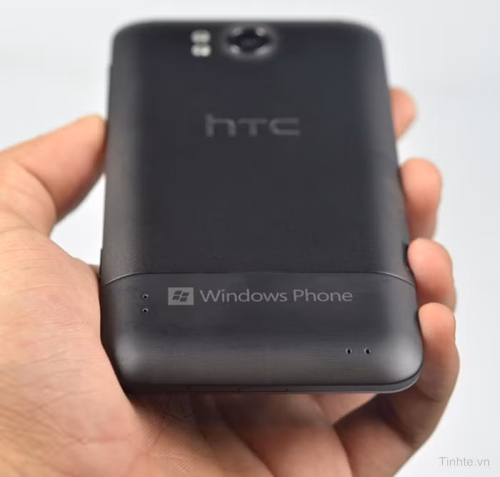 Phía dưới mặt sau là logo Windows Phone hình vuông.