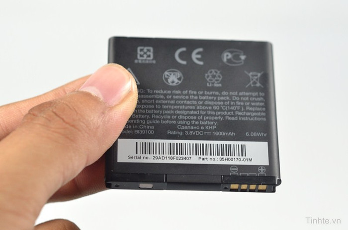 Pin có dung lượng 1600 mAh. Pin có dung lượng 1600 mAh.
