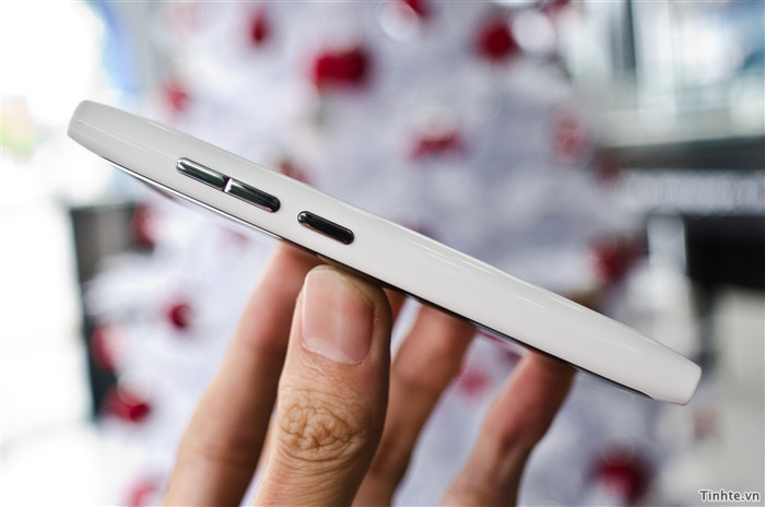 Toàn bộ phần vỏ sau và viền mặt trước có màu trắng sữa, màn hình màu đen, bộ phụ kiện trong hộp cũng màu đen và giá là 14.750.000 đồng.