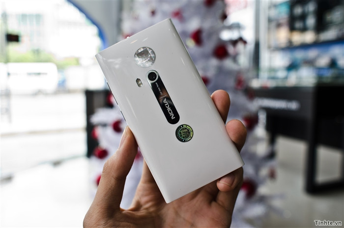 Xuất hiện tại Việt Nam trước Giáng Sinh đúng 2 ngày, Nokia N9 trắng sẽ là một món quà tuyệt vời để bạn dành tặng cho người thân của mình.
