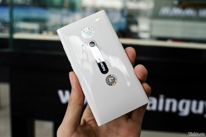 Màu trắng có lẽ đã trở thành một màu quý phái trong ngành sản xuất ĐTDĐ, chúng ta có iPhone 4S trắng mà nhiều người mong đợi, BlackBerry 9900 trắng và nay ta có thêm Nokia N9 trắng, tất cả đều là những chiếc máy cao cấp hiện có trên thị trường.