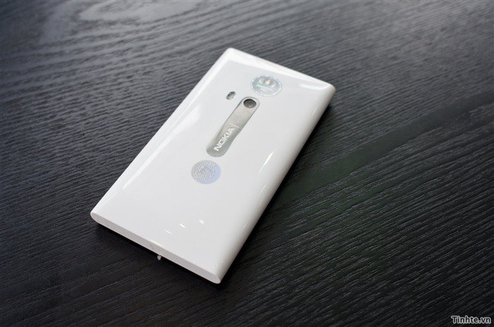 Phụ kiện gồm có bao da, tai nghe, cáp USB, sạc, toàn bộ đều màu đen