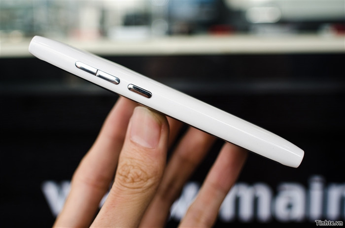 N9 trắng rất đẹp và bóng mượt. Thiết kế Unibody cùng với hình dáng hơi bầu càng làm cho màu trắng thêm đẹp và thanh thoát.